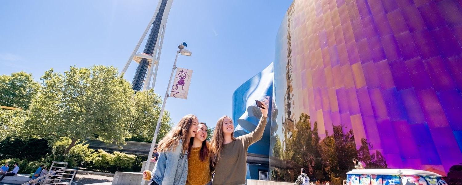 Three SPU students take a selfie near the 西雅图 Center.